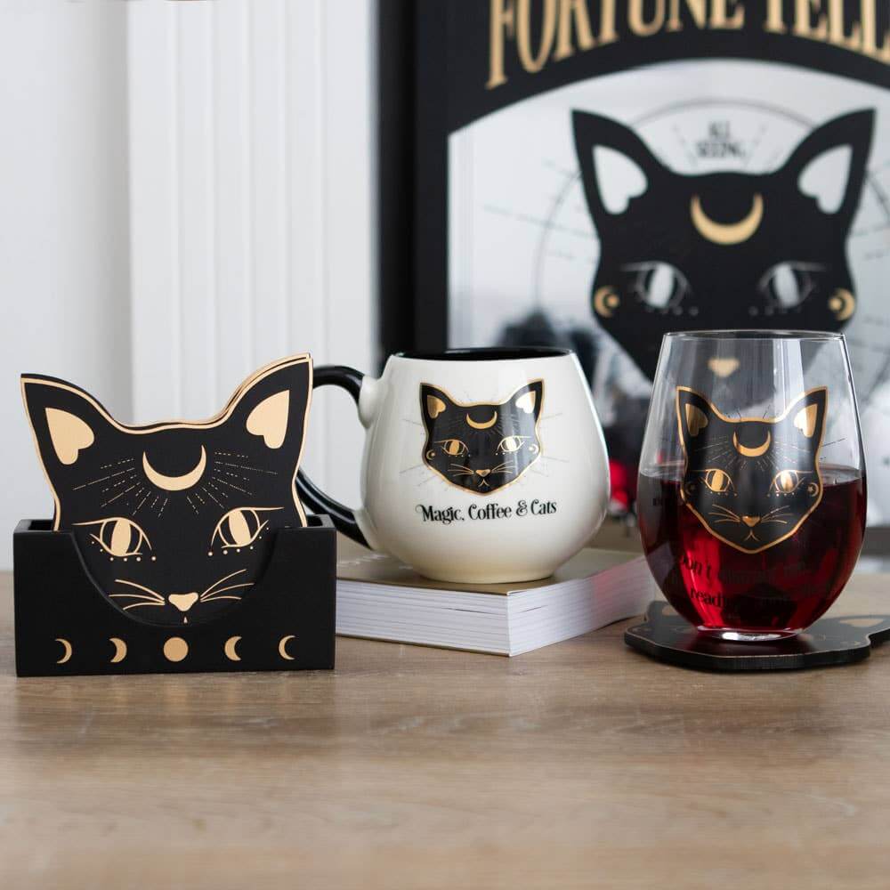 Tasse ronde avec motif magique, café et chats